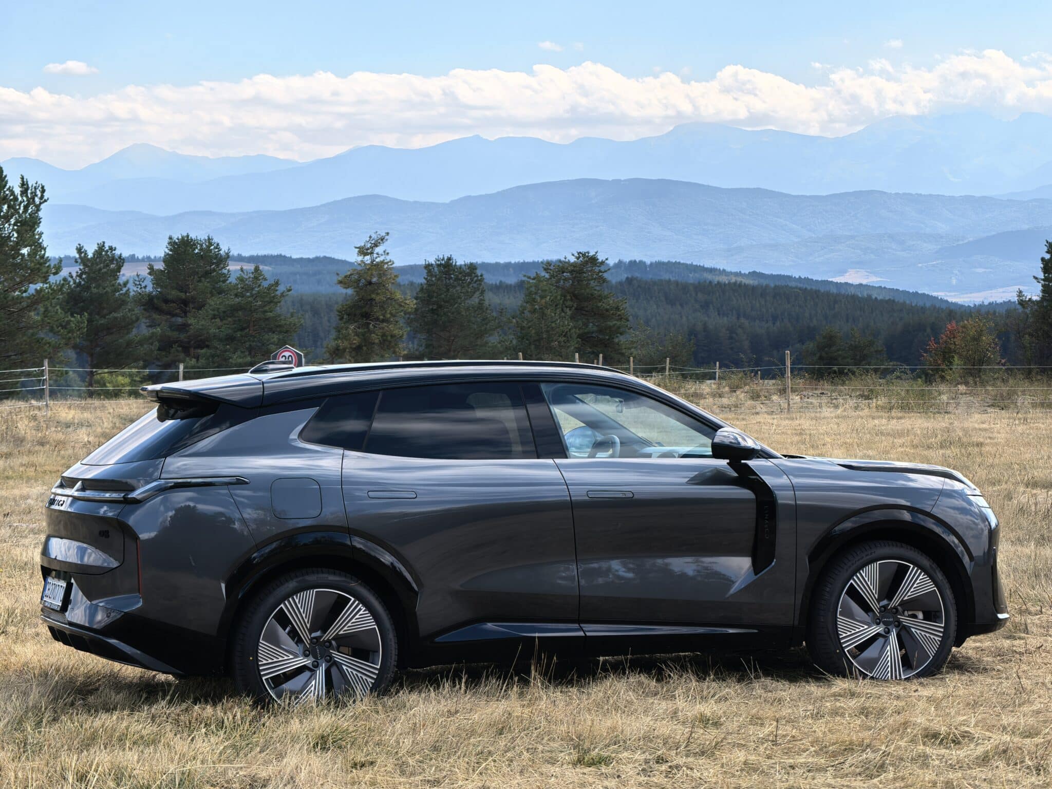 200 км на ток, plug-in хибрид и 20 000 евро по-евтин: Lynk & Co 08 поставя немците в неудобна позиция