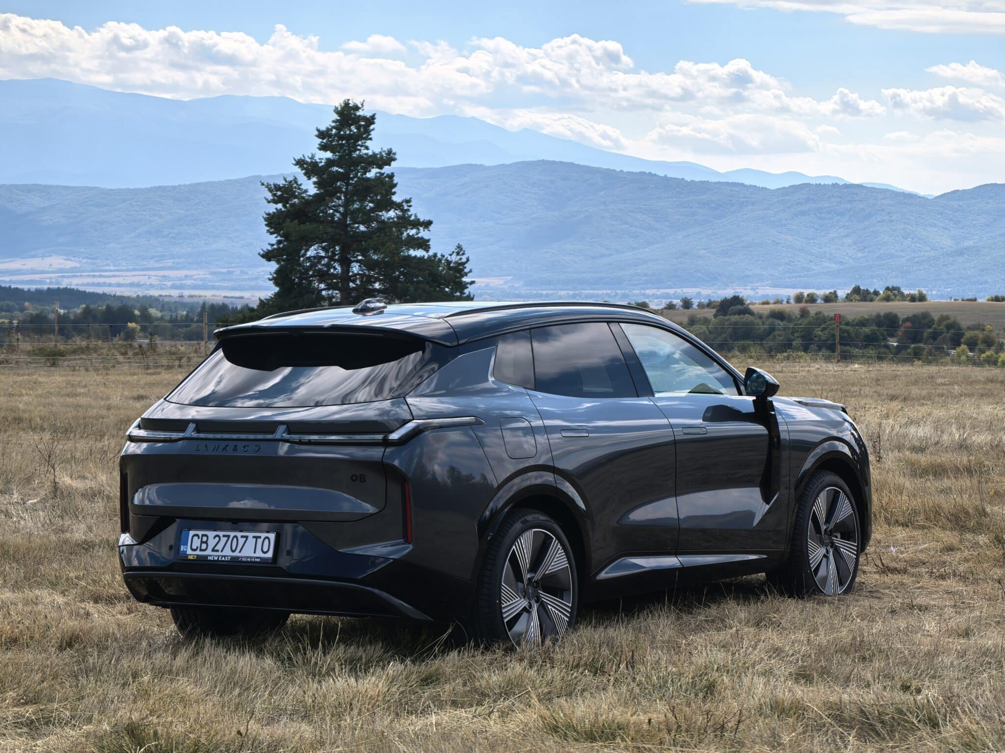 200 км на ток, plug-in хибрид и 20 000 евро по-евтин: Lynk & Co 08 поставя немците в неудобна позиция