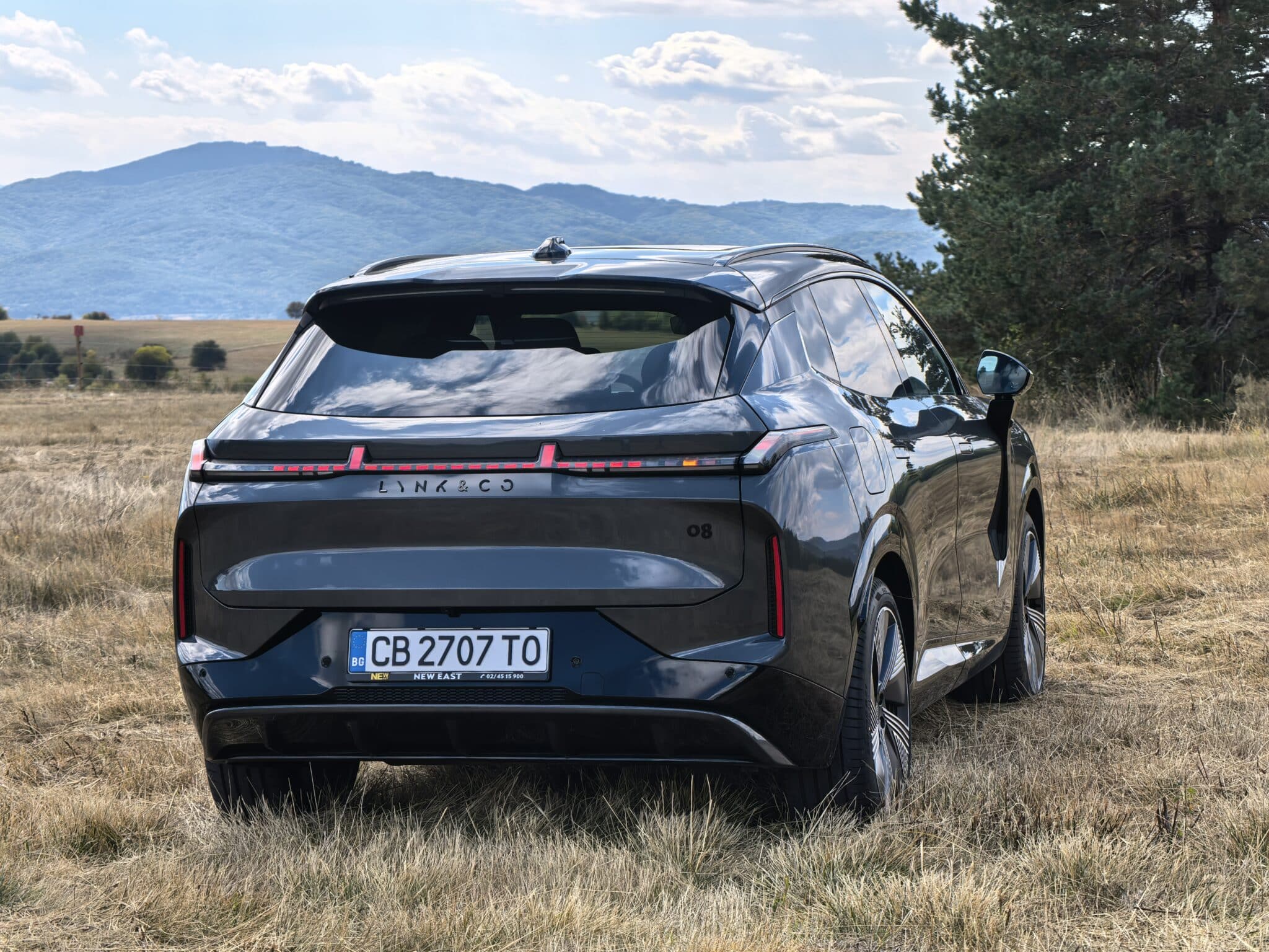 200 км на ток, plug-in хибрид и 20 000 евро по-евтин: Lynk & Co 08 поставя немците в неудобна позиция