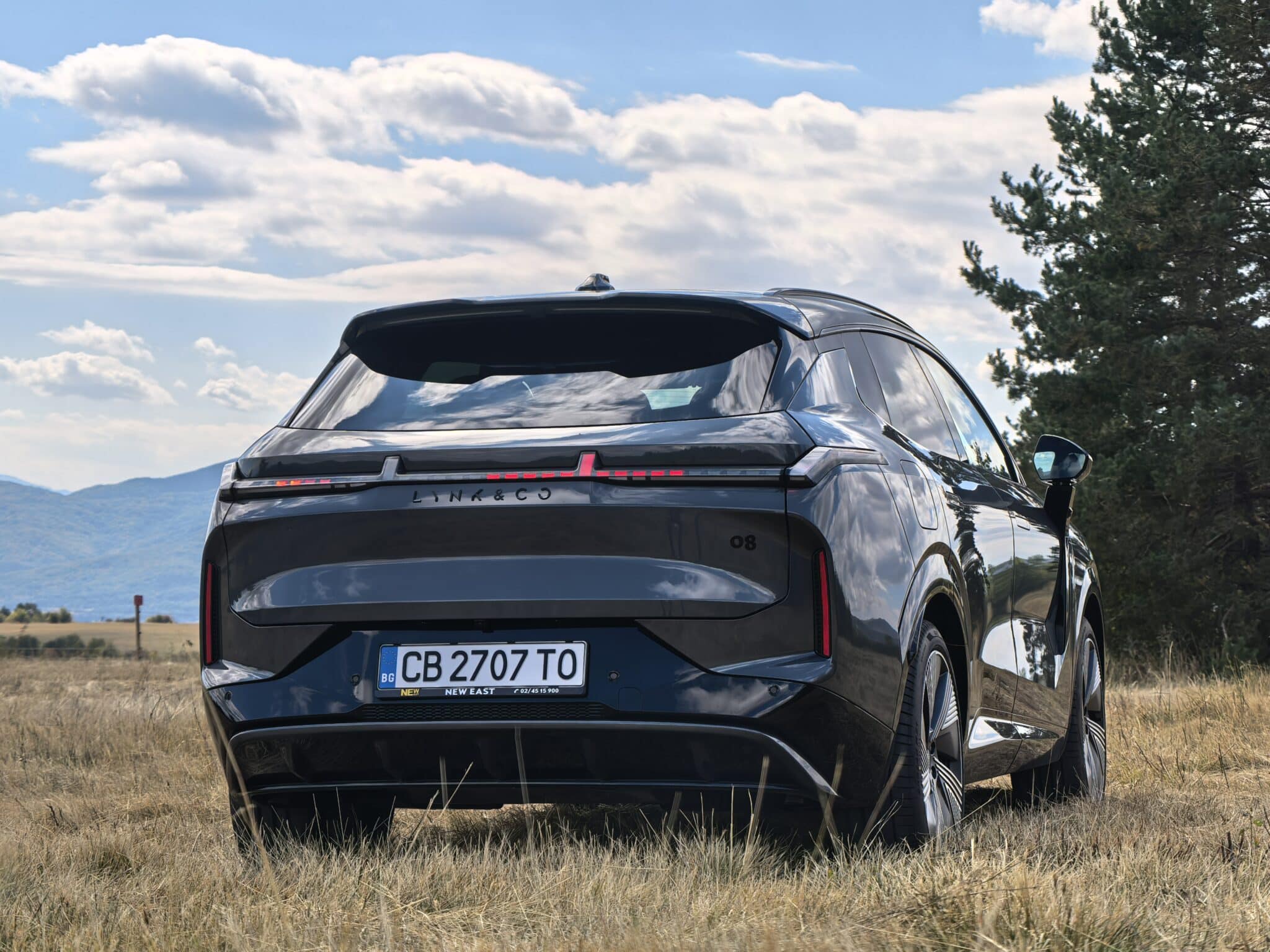 200 км на ток, plug-in хибрид и 20 000 евро по-евтин: Lynk & Co 08 поставя немците в неудобна позиция