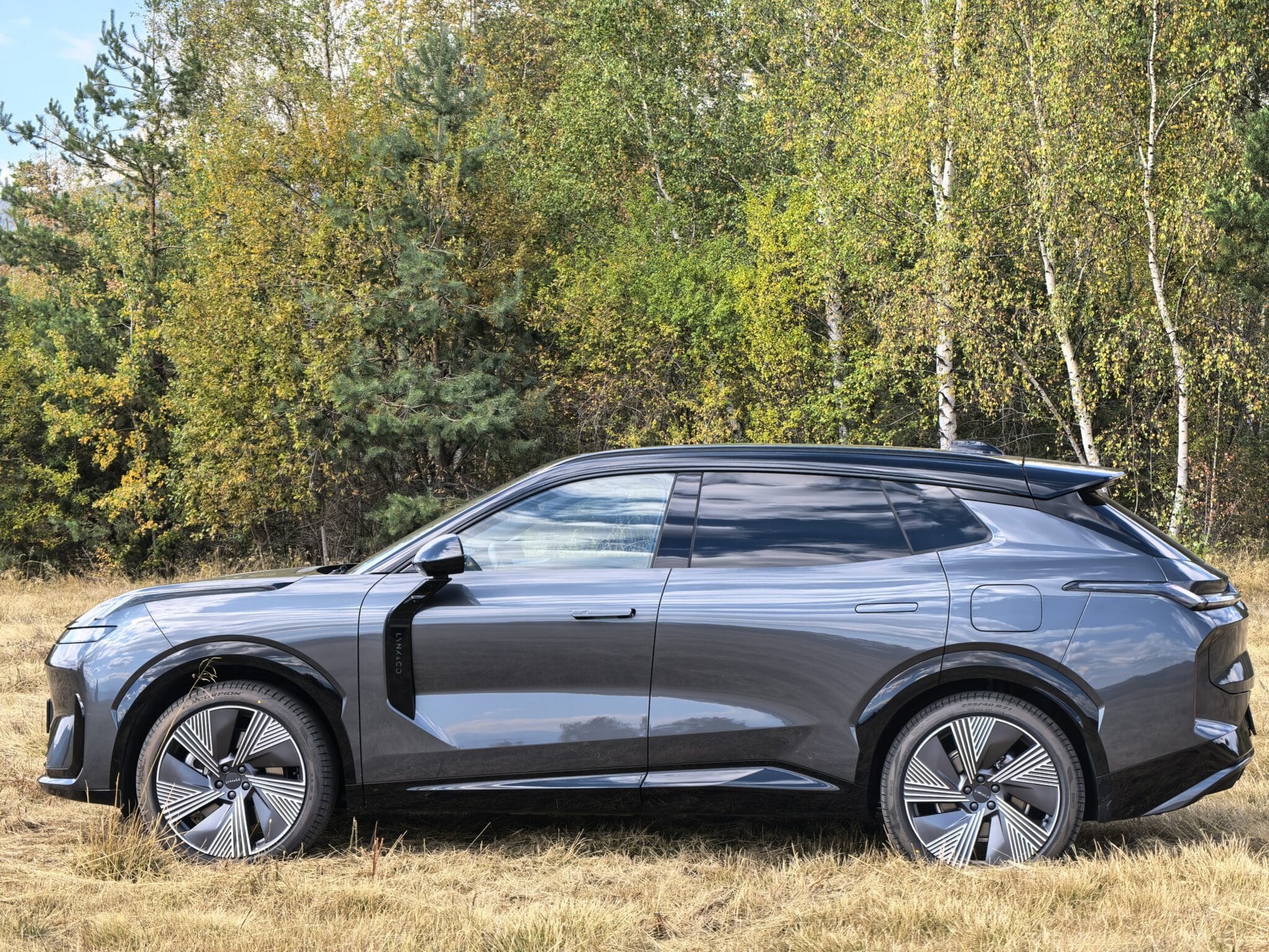 200 км на ток, plug-in хибрид и 20 000 евро по-евтин: Lynk & Co 08 поставя немците в неудобна позиция