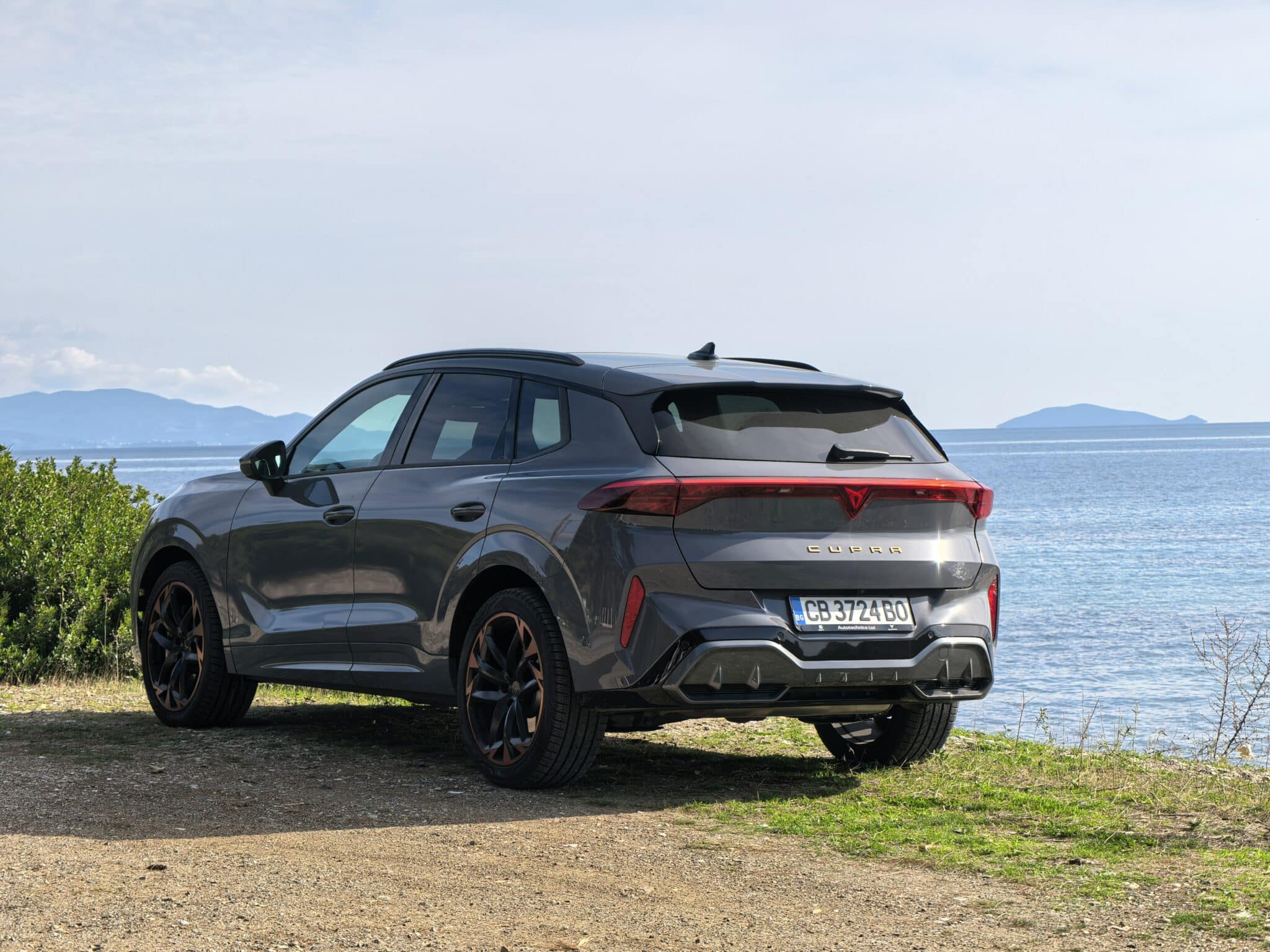 265 к.с. без ток: CUPRA Terramar е шамар за скучните семейни SUV-та
