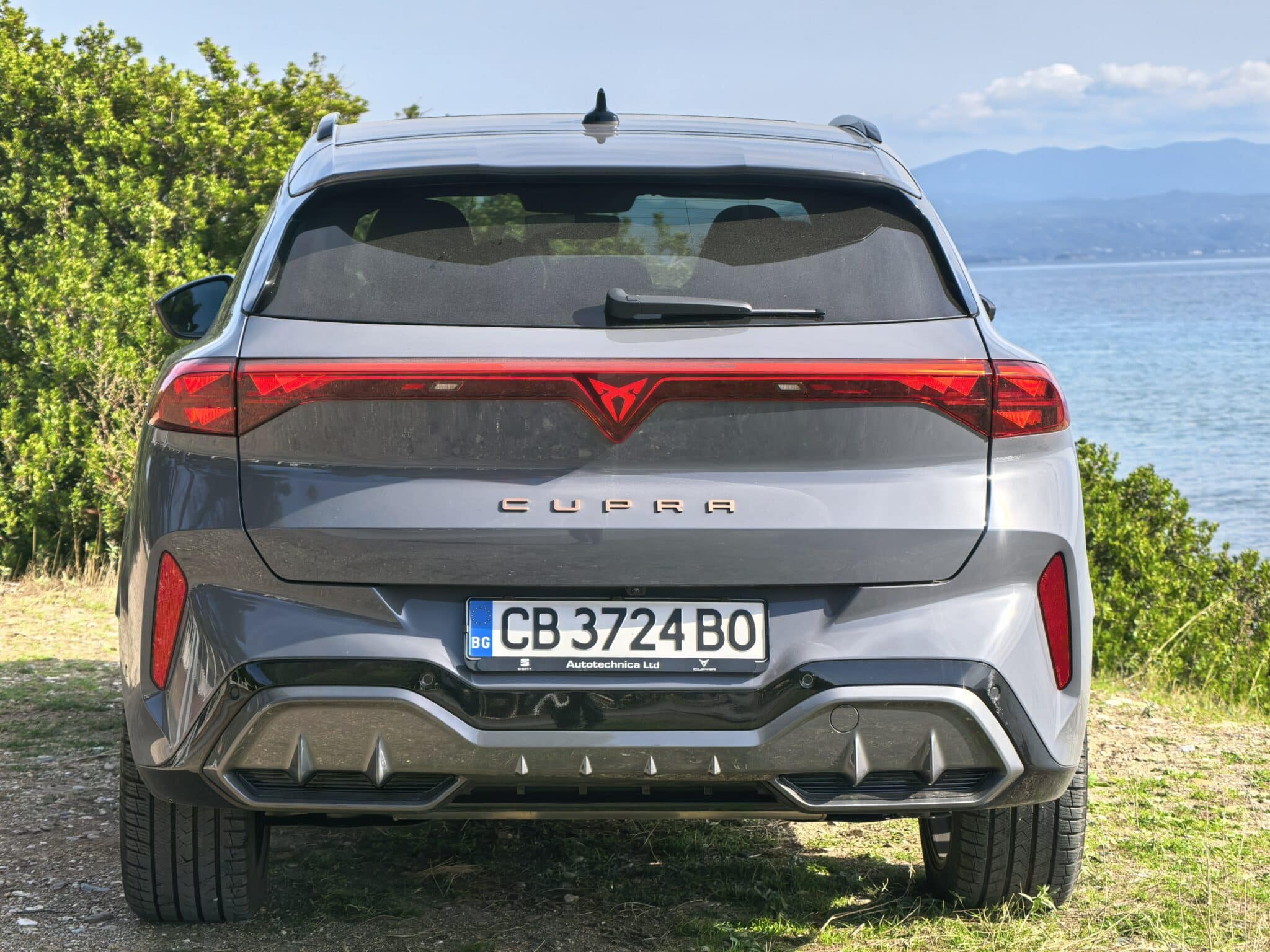 265 к.с. без ток: CUPRA Terramar е шамар за скучните семейни SUV-та
