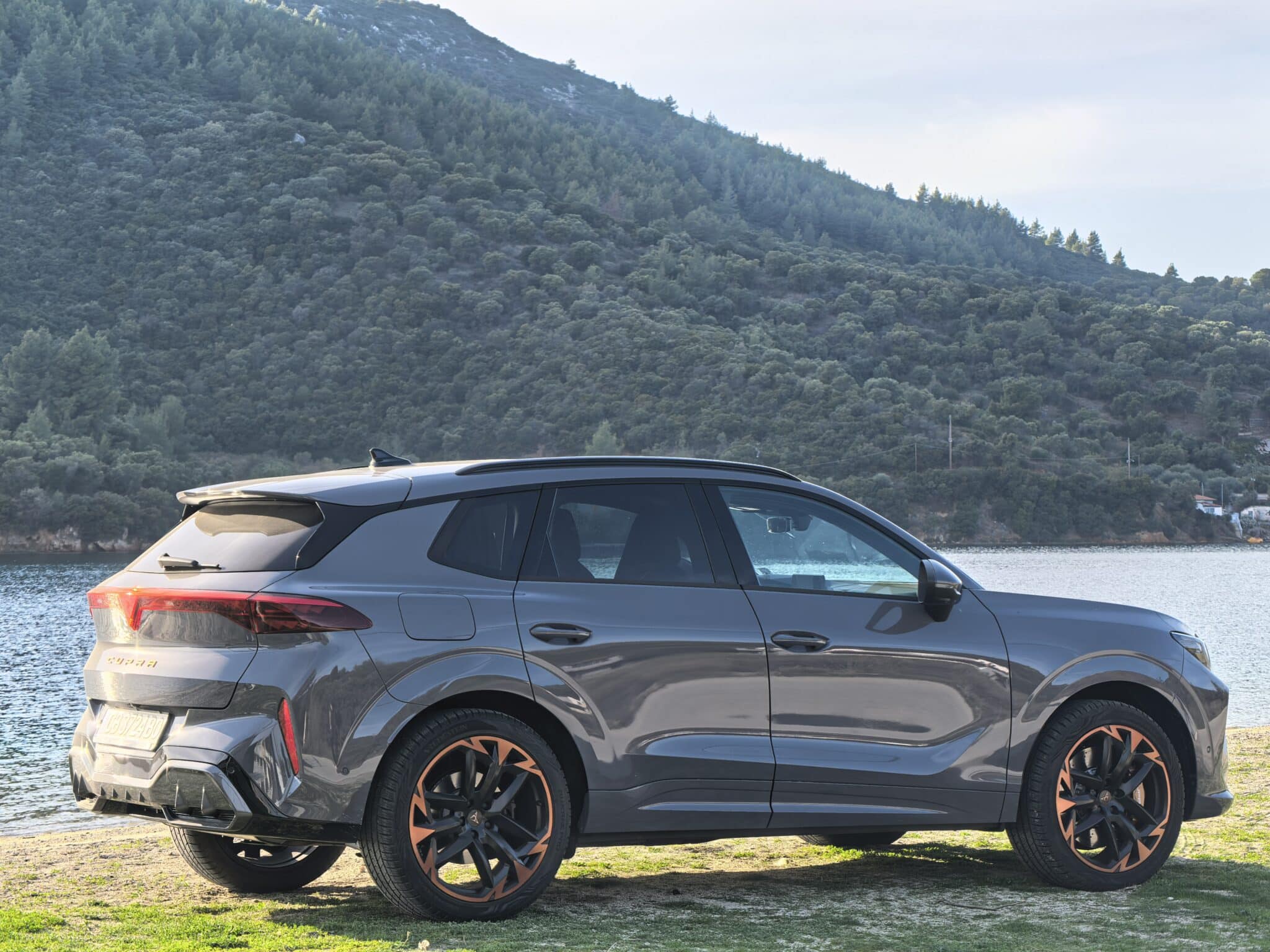 265 к.с. без ток: CUPRA Terramar е шамар за скучните семейни SUV-та