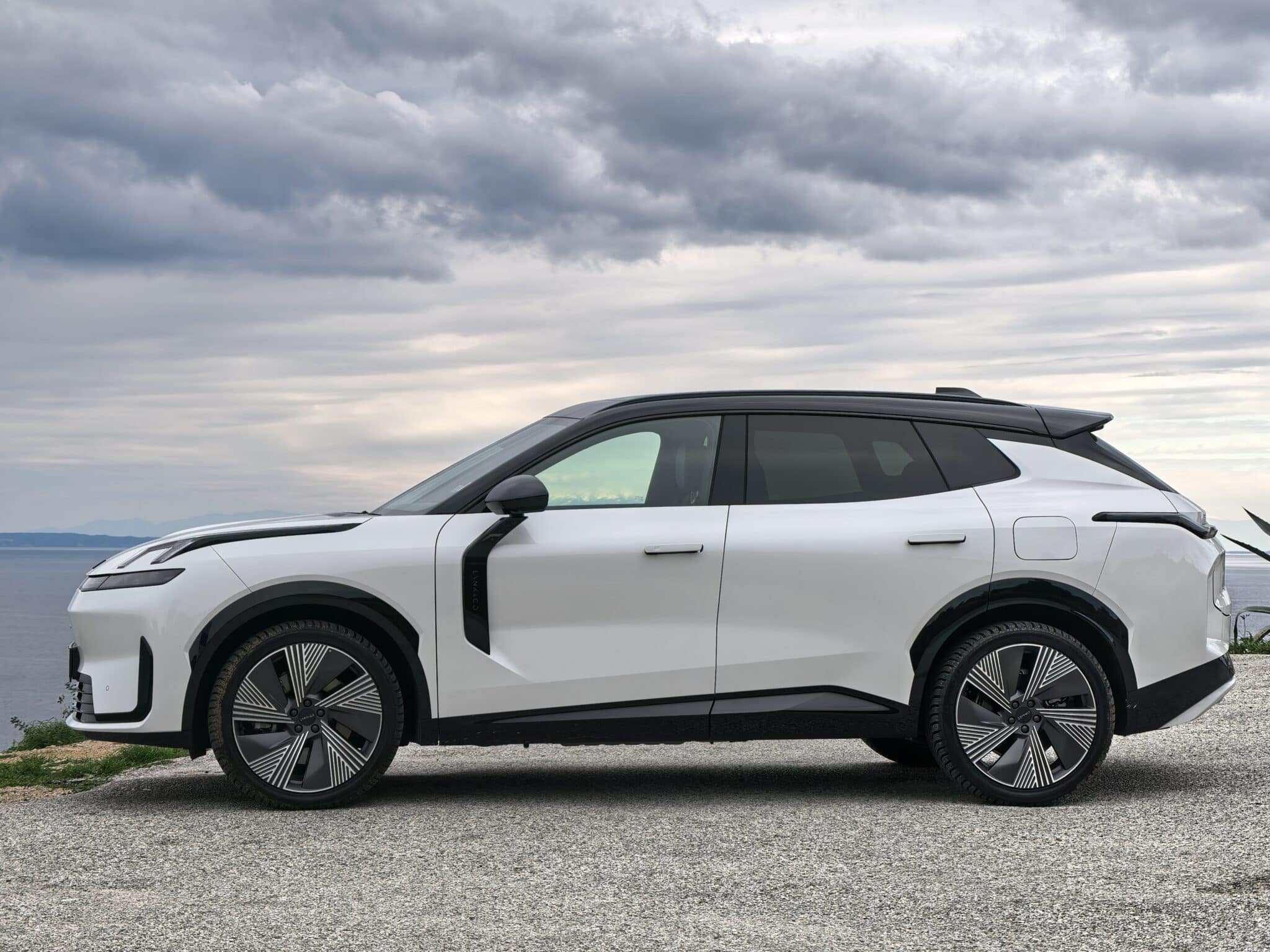 200 км на ток, plug-in хибрид и 20 000 евро по-евтин: Lynk & Co 08 поставя немците в неудобна позиция