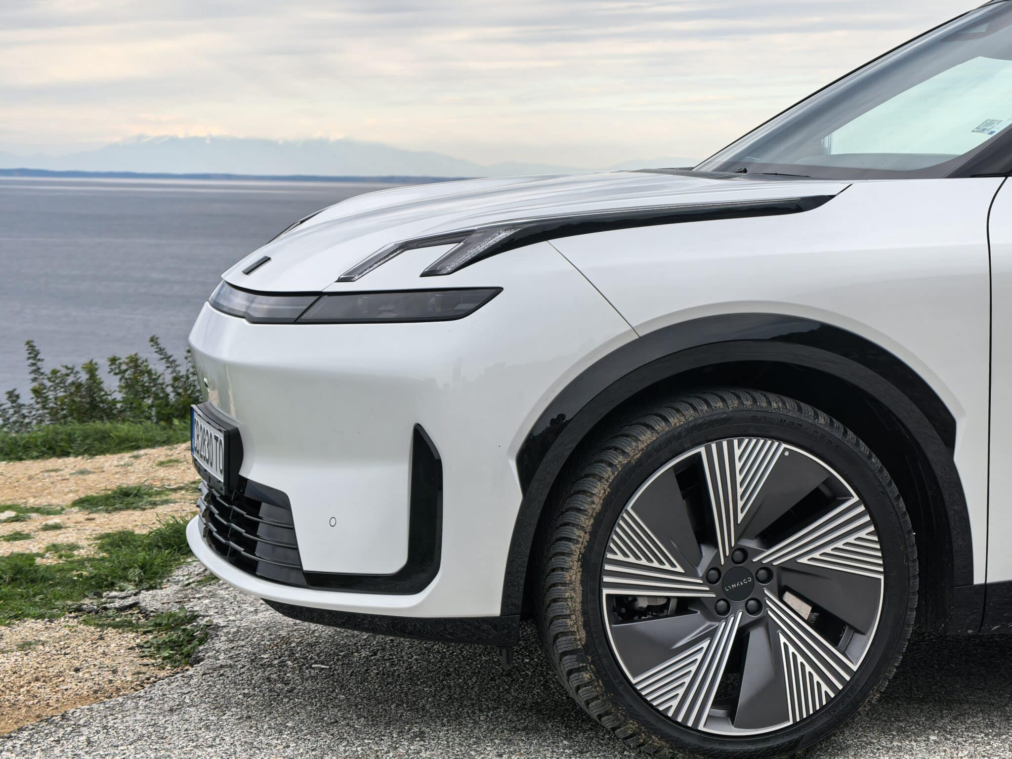 200 км на ток, plug-in хибрид и 20 000 евро по-евтин: Lynk & Co 08 поставя немците в неудобна позиция