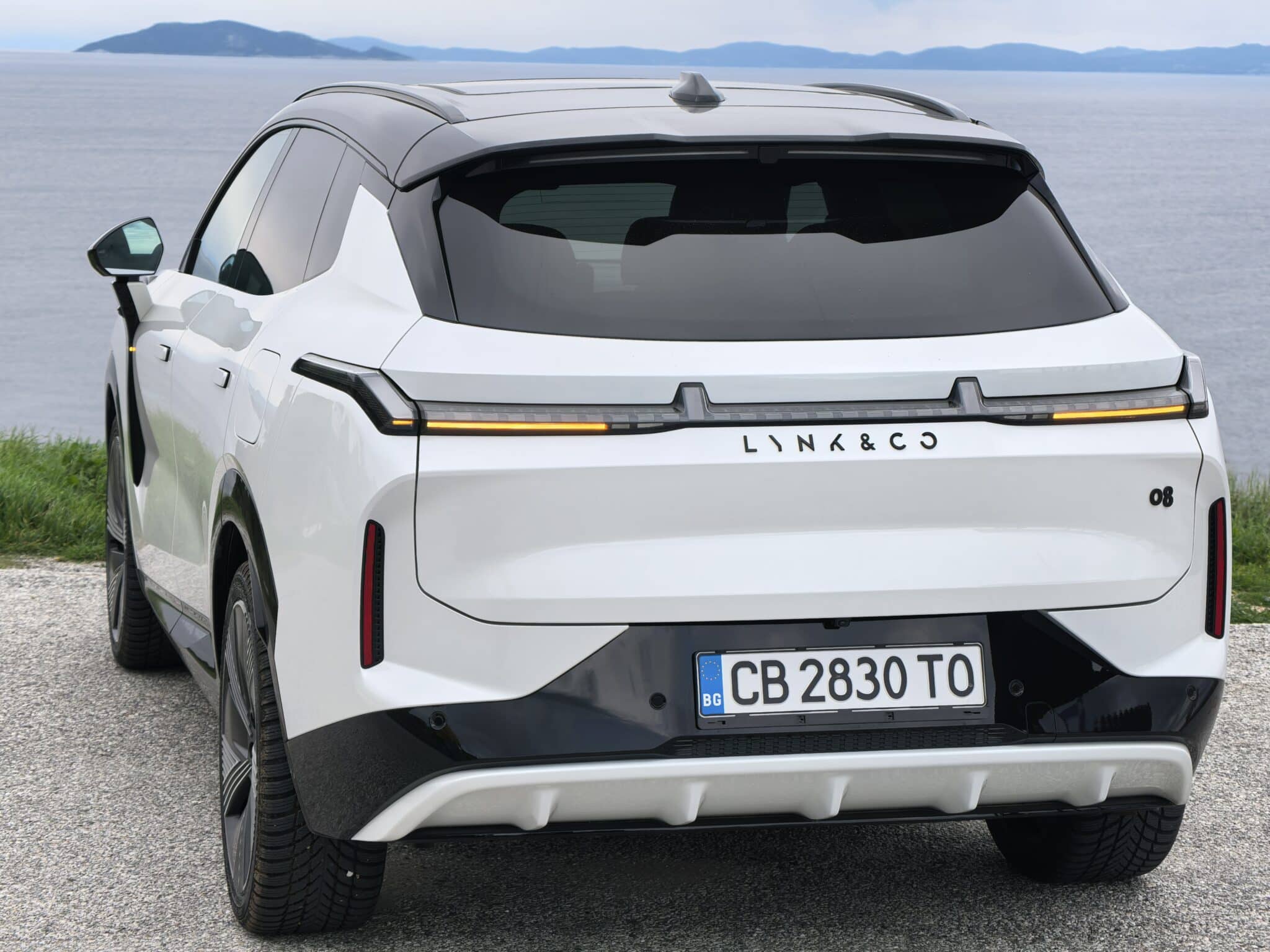 200 км на ток, plug-in хибрид и 20 000 евро по-евтин: Lynk & Co 08 поставя немците в неудобна позиция
