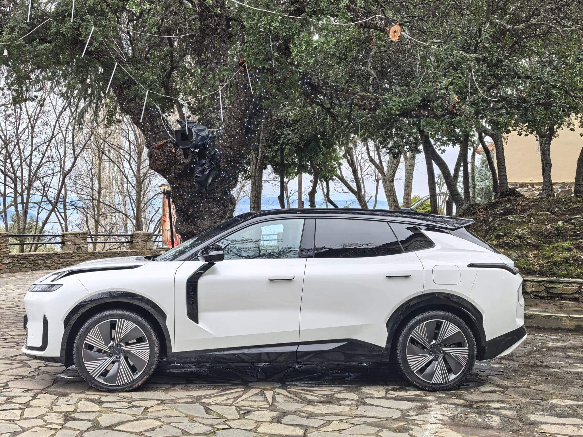 200 км на ток, plug-in хибрид и 20 000 евро по-евтин: Lynk & Co 08 поставя немците в неудобна позиция