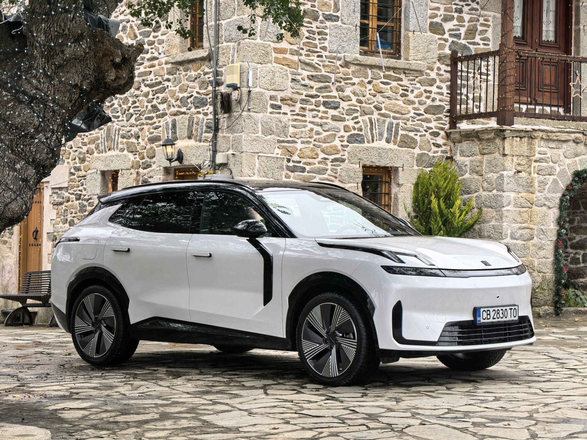 200 км на ток, plug-in хибрид и 20 000 евро по-евтин: Lynk & Co 08 поставя немците в неудобна позиция