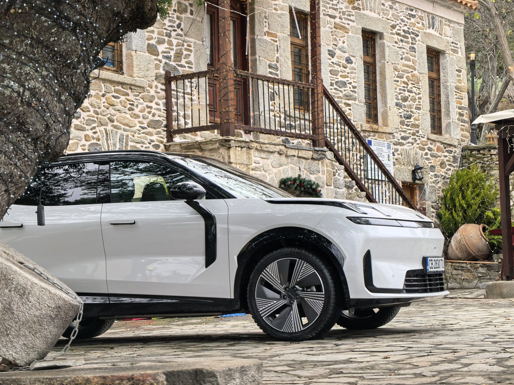 200 км на ток, plug-in хибрид и 20 000 евро по-евтин: Lynk & Co 08 поставя немците в неудобна позиция