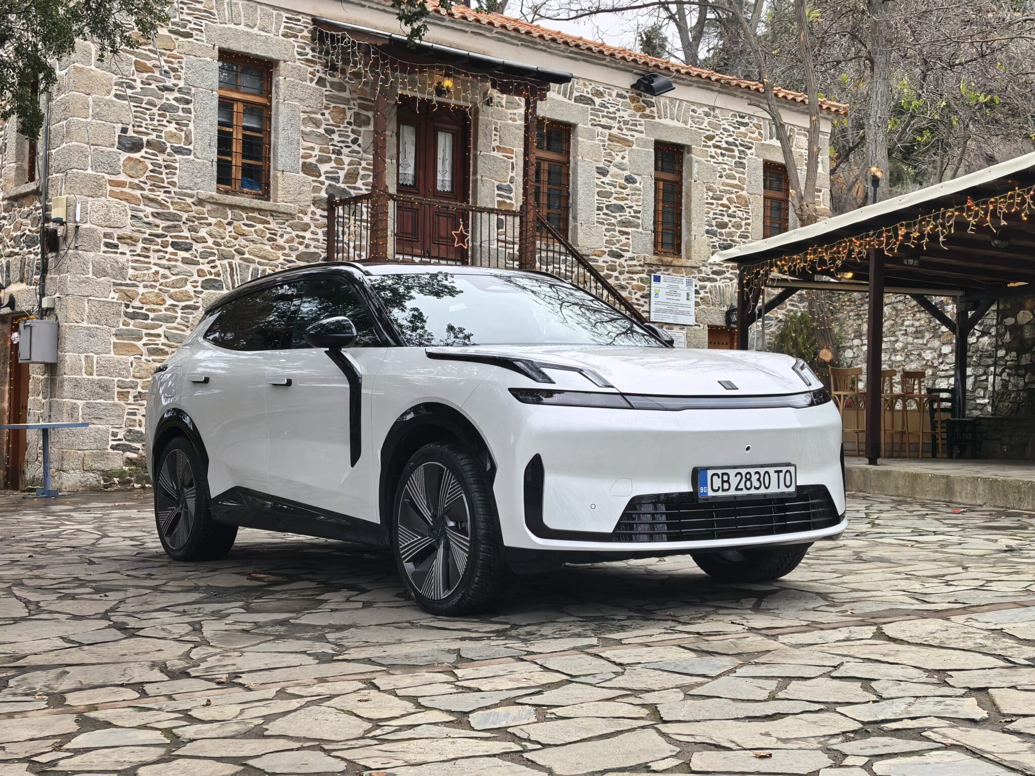200 км на ток, plug-in хибрид и 20 000 евро по-евтин: Lynk & Co 08 поставя немците в неудобна позиция