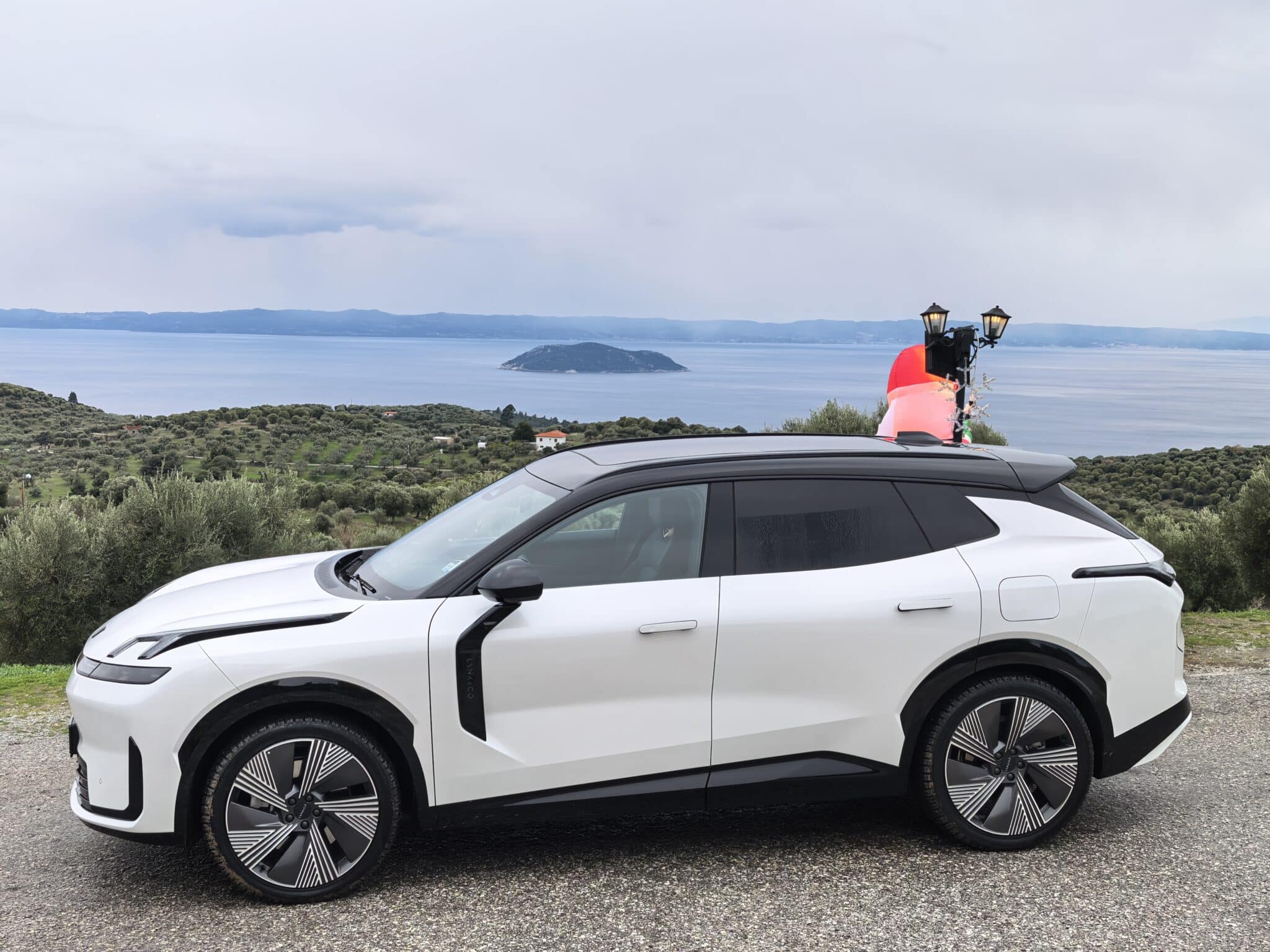 200 км на ток, plug-in хибрид и 20 000 евро по-евтин: Lynk & Co 08 поставя немците в неудобна позиция