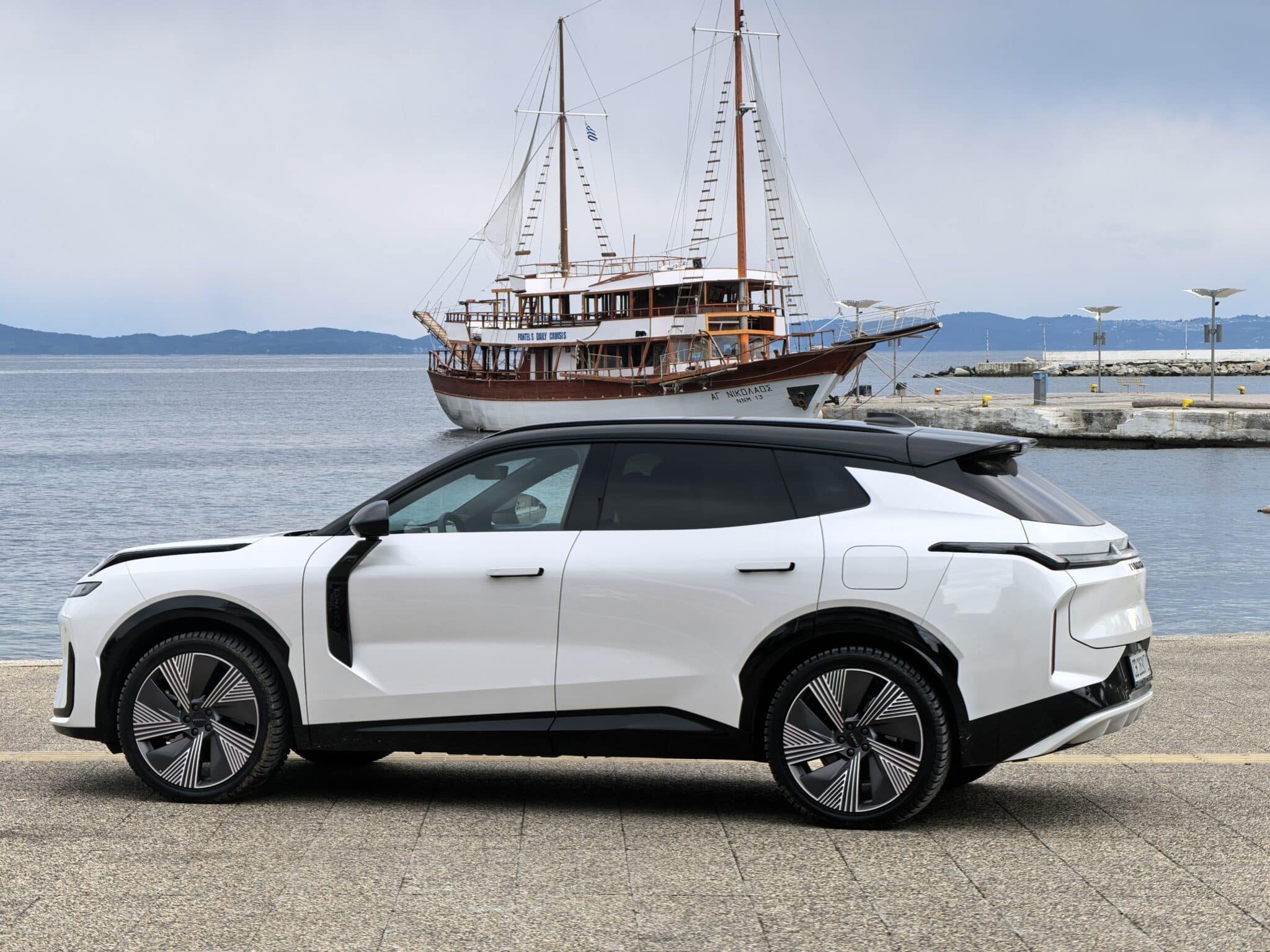 200 км на ток, plug-in хибрид и 20 000 евро по-евтин: Lynk & Co 08 поставя немците в неудобна позиция