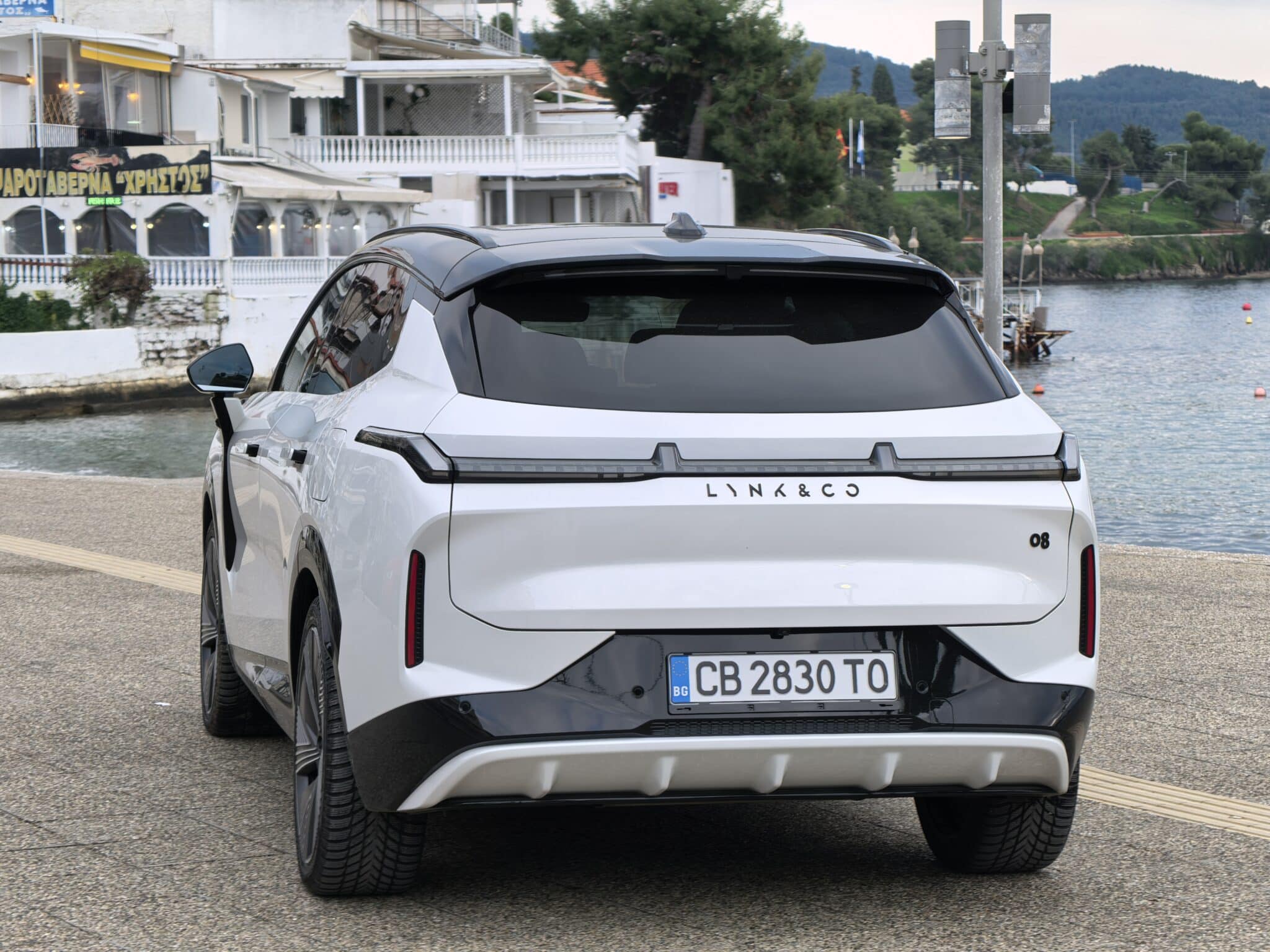200 км на ток, plug-in хибрид и 20 000 евро по-евтин: Lynk & Co 08 поставя немците в неудобна позиция