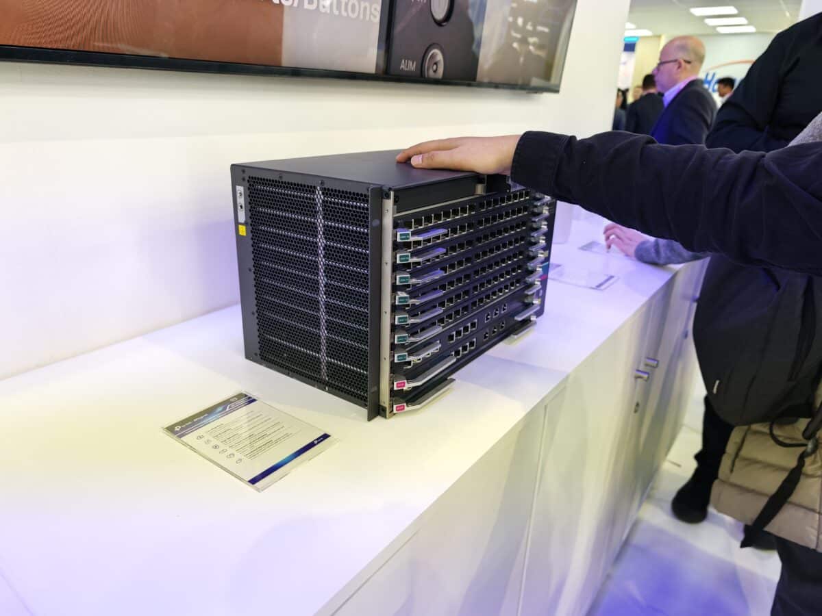 Соларни камери, 5G рутери и XGS-PON: какво показа TP-Link на MWC 2026