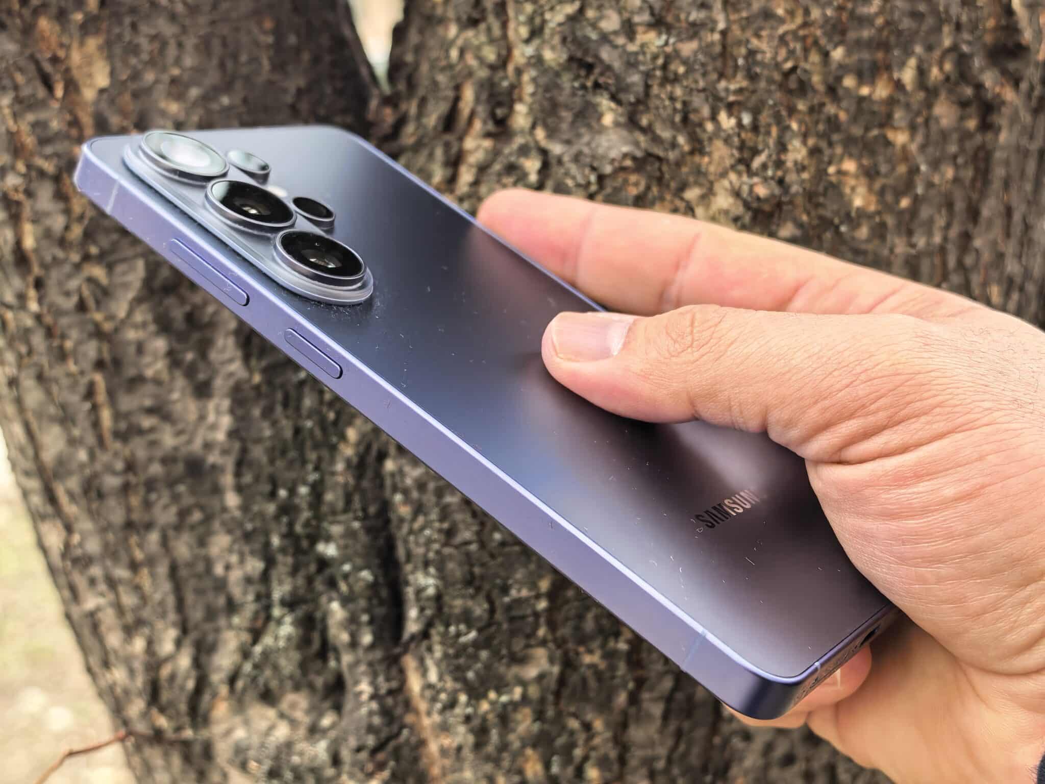 Една седмица със Samsung Galaxy S26 Ultra: по-лек дизайн, мощен хардуер и екран, който крие тайните ви