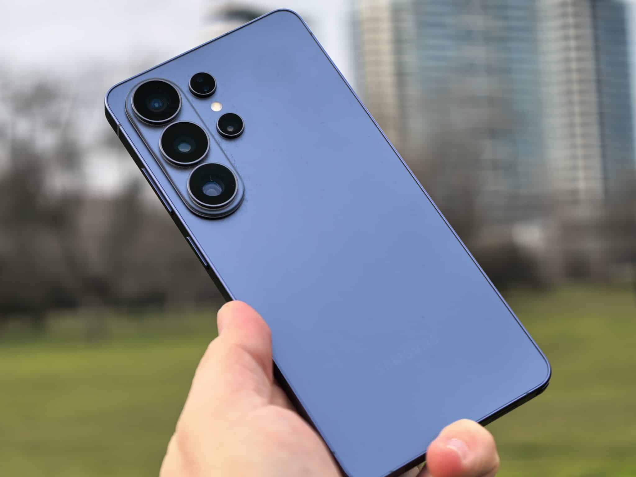 Една седмица със Samsung Galaxy S26 Ultra: по-лек дизайн, мощен хардуер и екран, който крие тайните ви