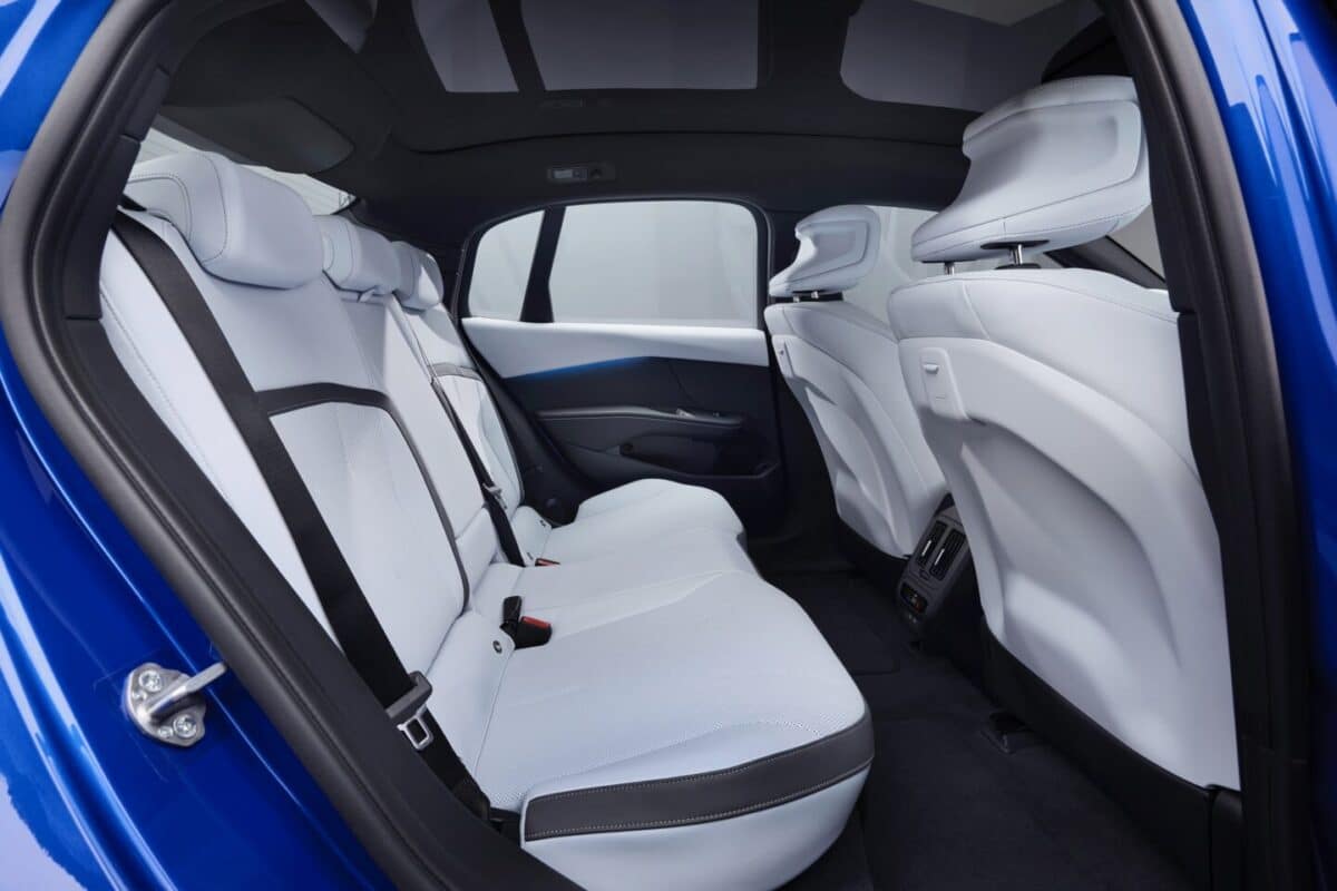 Запознайте се с BMW i3 – първия изцяло електрически седан от трета серия с пробег до 708 километра