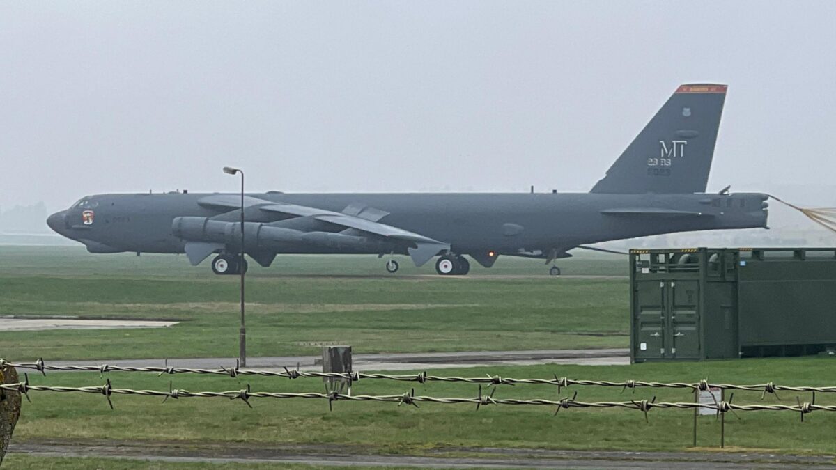 Стратегически бомбардировач на САЩ подаде сигнал за авария над Европа – B-52 кацна извънредно във Великобритания