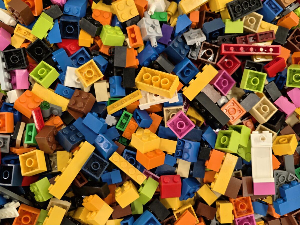 Тайната на LEGO: защо тухличка от 1958 пасва идеално днес – и как тази мания за микрометри пренаписа правилата на индустрията