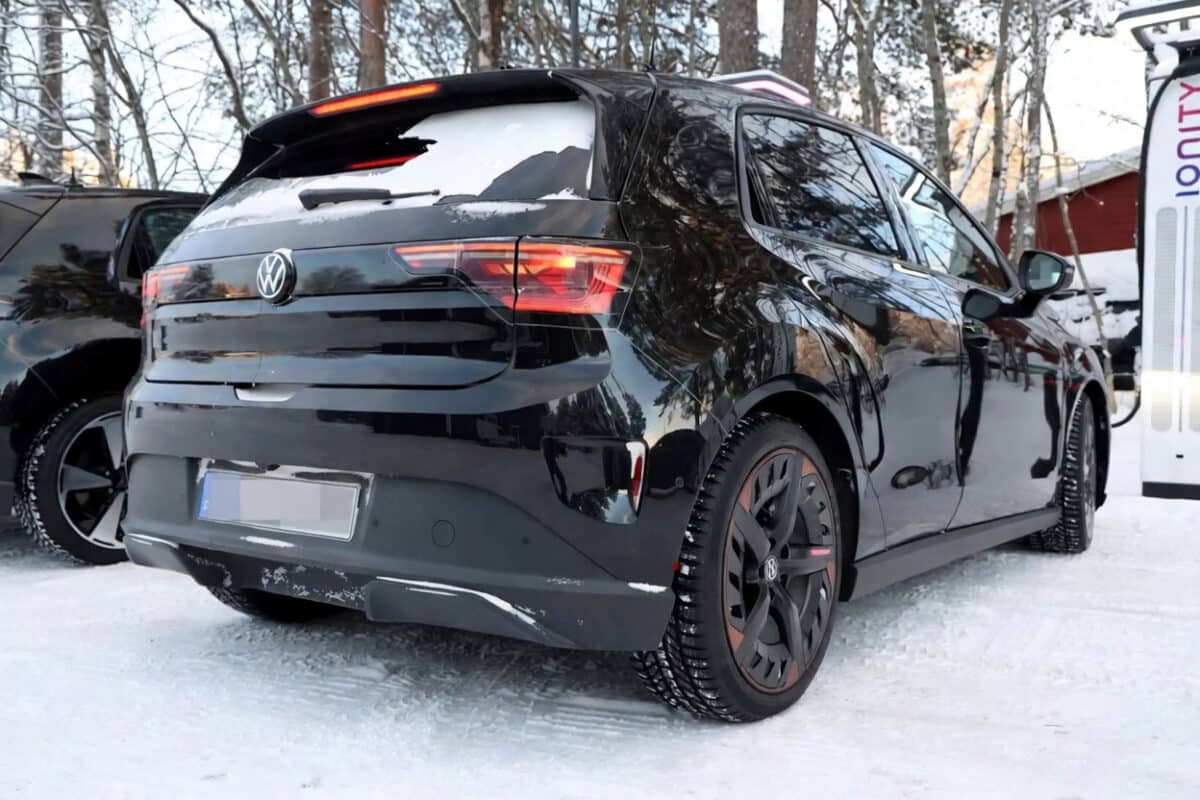 Предстоящият електрически Volkswagen ID. Polo е забелязан на тестове почти без камуфлаж