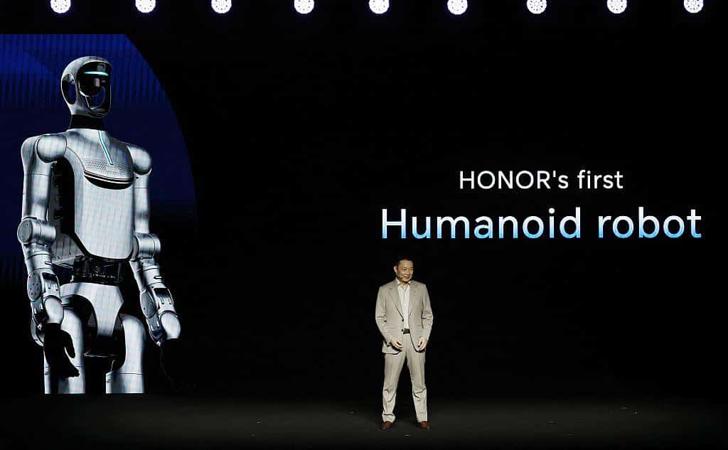 Хуманоиден робот на Honor танцува на живо преди MWC 2026 и изненада дори скептиците