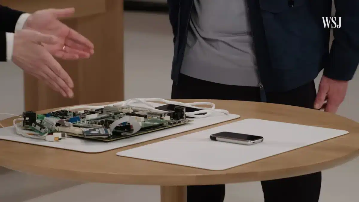 Тим Кук показа неизвестни прототипи на устройства на Apple: „Видях ги за първи път, докато се подготвях за 50-годишнината“