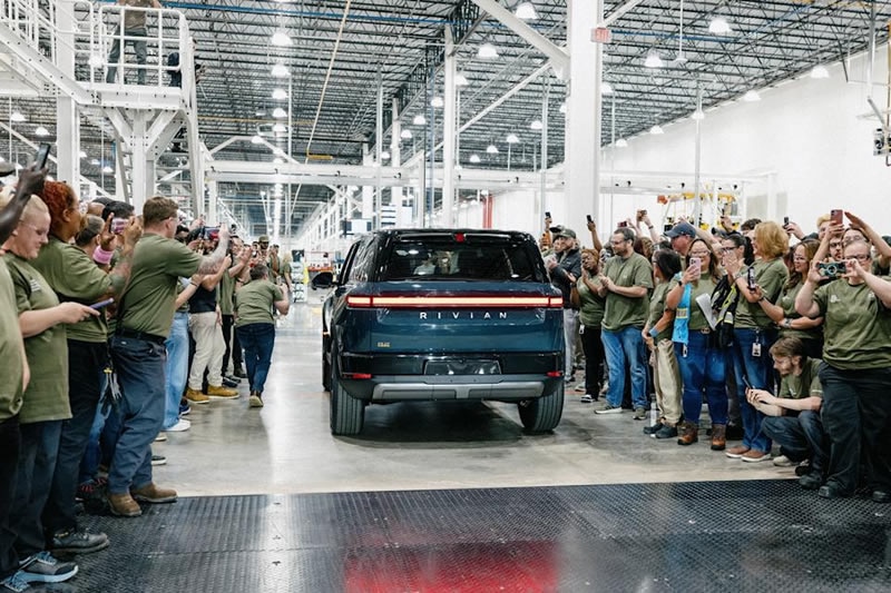Rivian стартира производството на електрическия SUV модел R2 – първият модел вече слезе от поточната линия