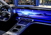 Mercedes показа уау-салона и един гигантски екран на електрическата C-Class