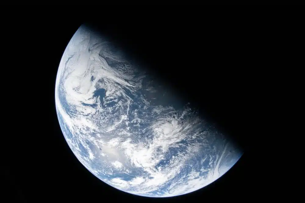 Командирът на лунната мисия Artemis II изпрати впечатляващи снимки на нашата планета