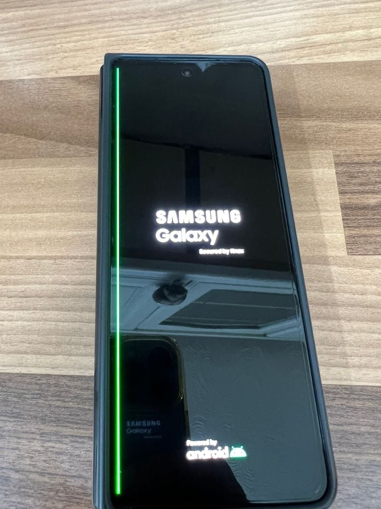 Дежавю: Първи бройки Galaxy S26 Ultra проявиха дефекта със зелената линия