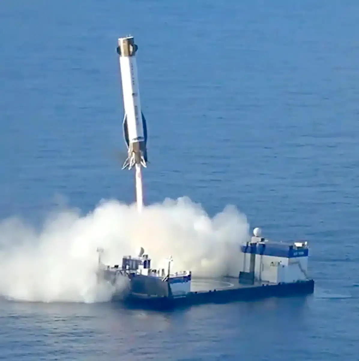 Нов етап в космическата надпревара със SpaceX на Илън Мъск: Blue Origin на Джеф Безос за първи път изстреля повторно ракетата New Glenn