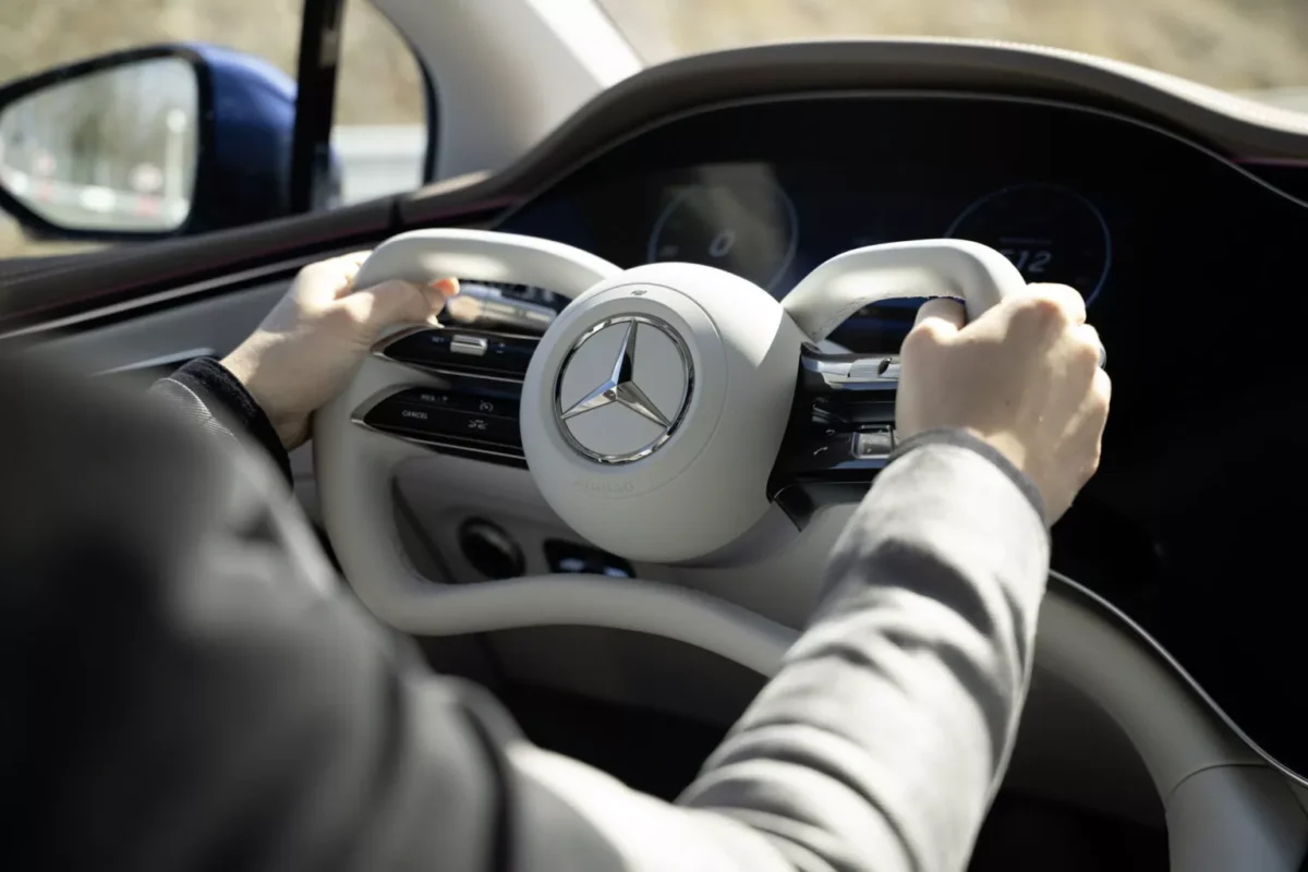 Mercedes EQS получи волан в стил самолет и промени усещането при шофиране