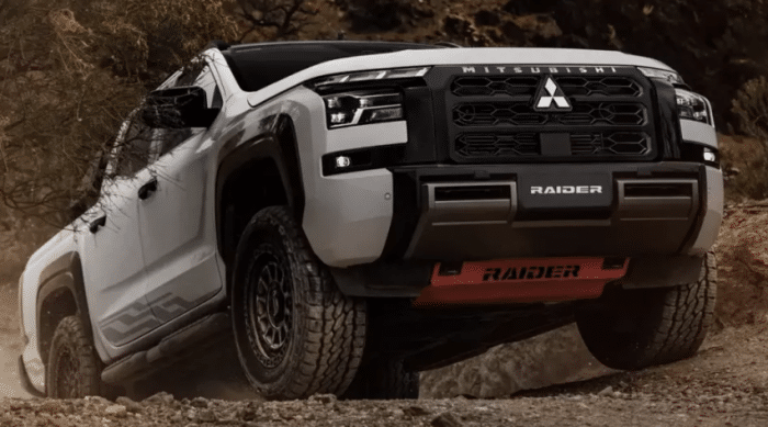 Mitsubishi Triton Raider излиза извън пътя и предизвиква лидерите
