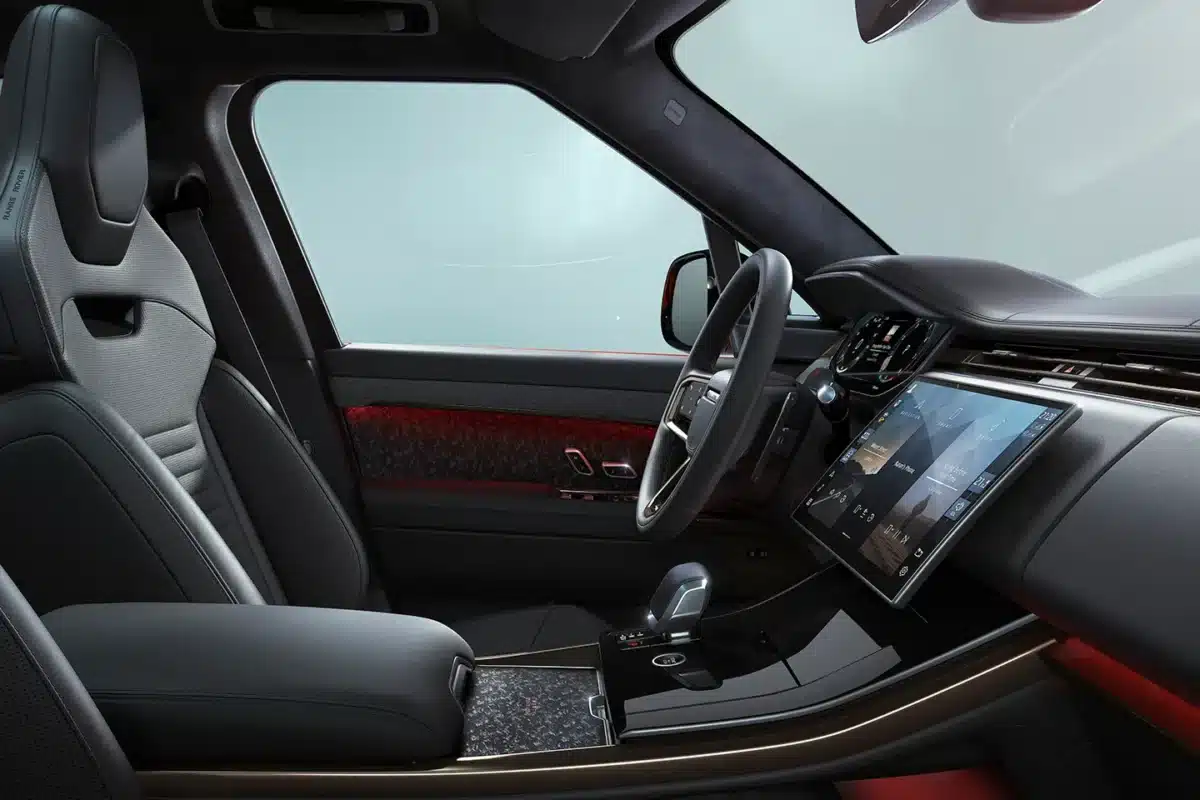Range Rover Sport празнува 20 години и излиза в нова оранжева ретро версия