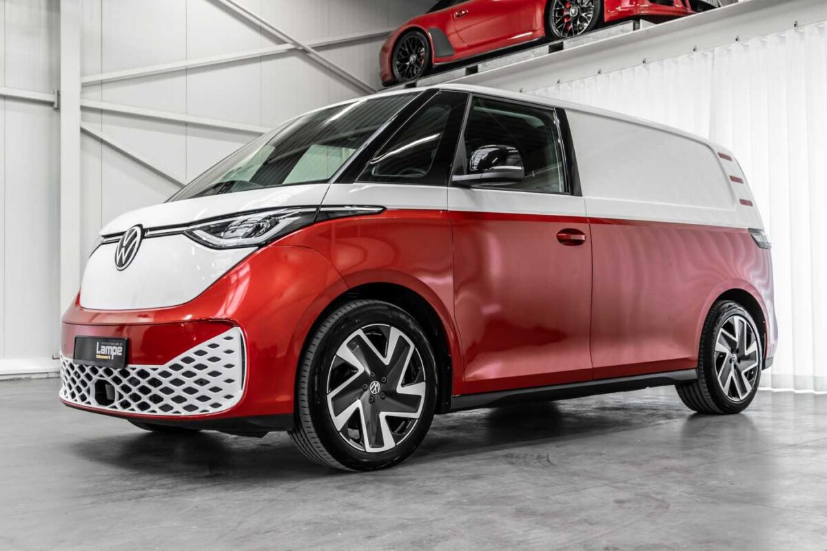 Volkswagen ID. Buzz получи задвижване на всички колела и бутони на волана