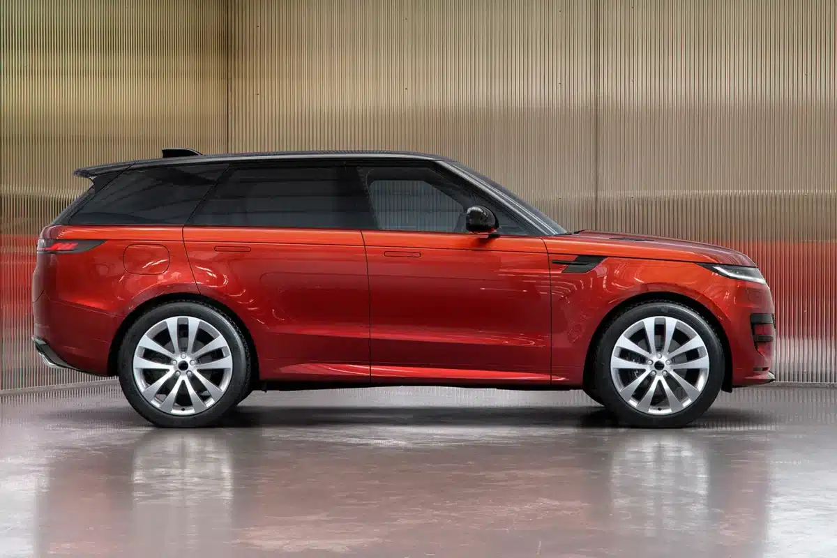 Range Rover Sport празнува 20 години и излиза в нова оранжева ретро версия
