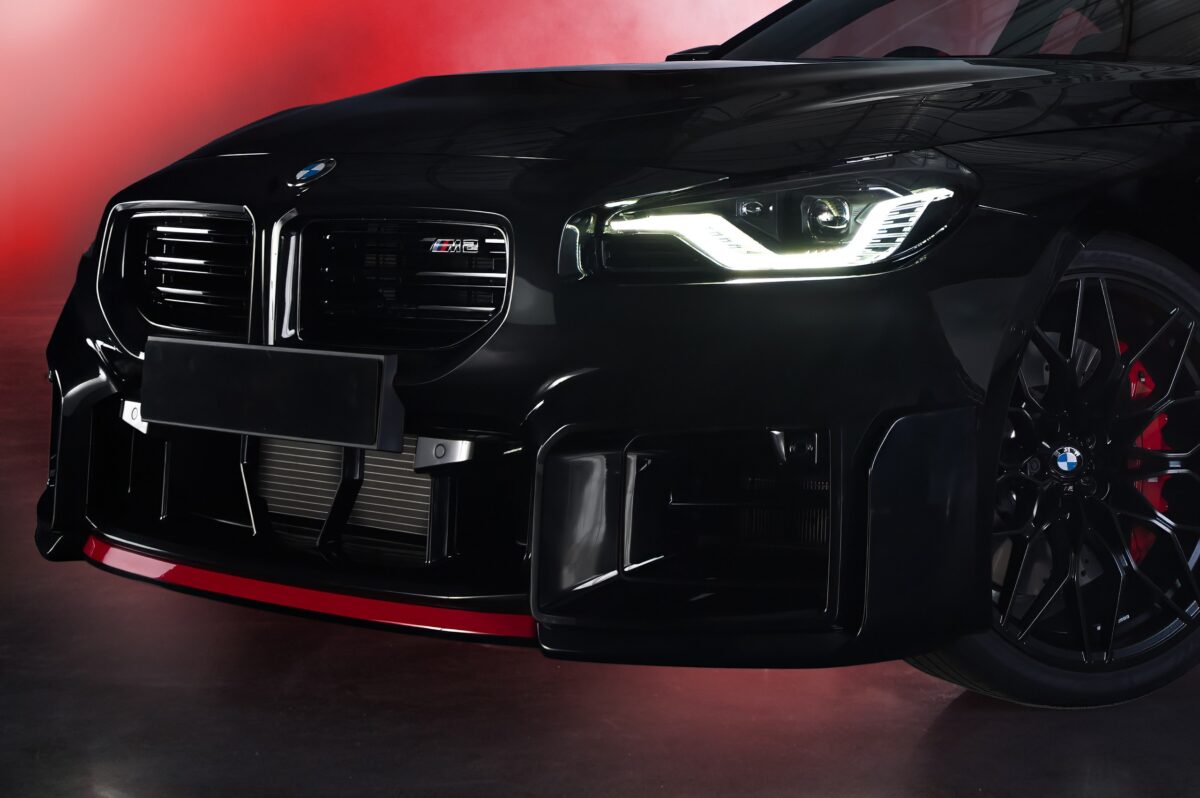 BMW събра M2 и редки мотоциклети в една серия