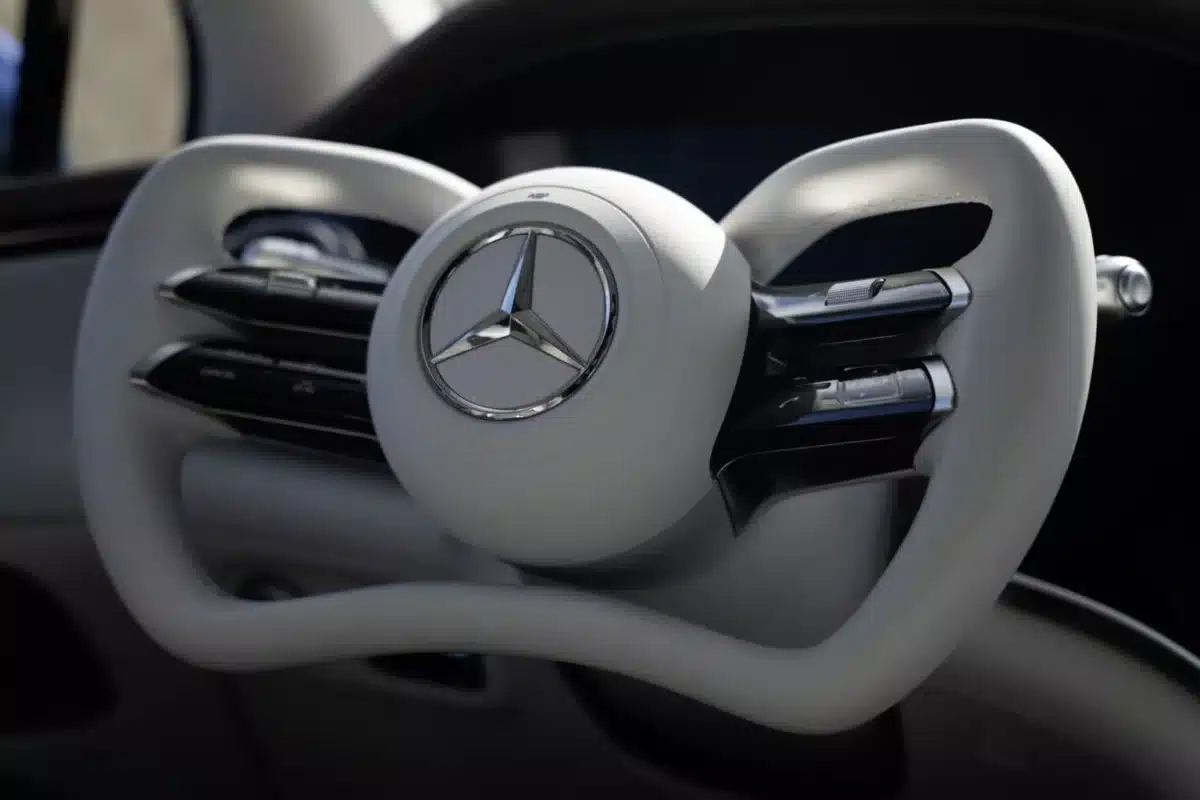 Mercedes EQS получи волан в стил самолет и промени усещането при шофиране