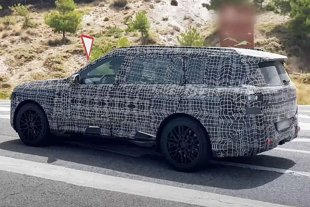 BMW подготвя електрическия флагман iX7, който променя логиката