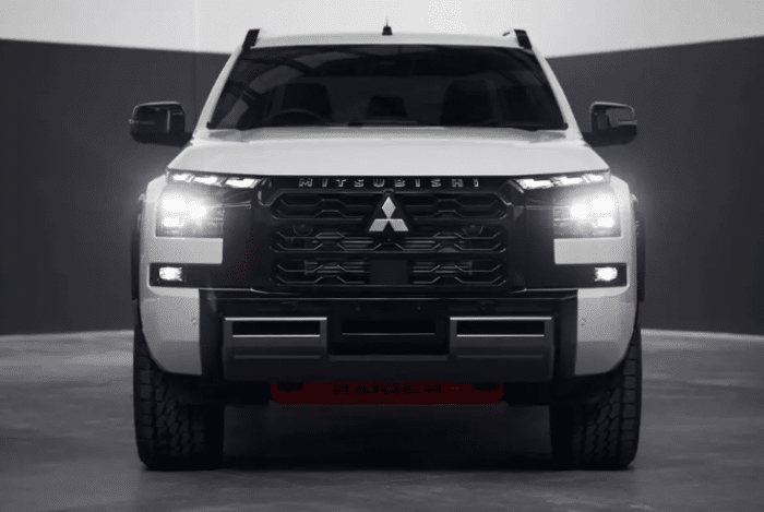 Mitsubishi Triton Raider излиза извън пътя и предизвиква лидерите