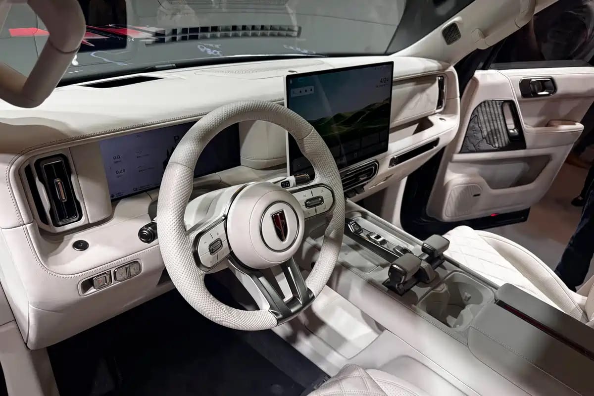 Hongqi представи нов рамков SUV и обновения седан H9
