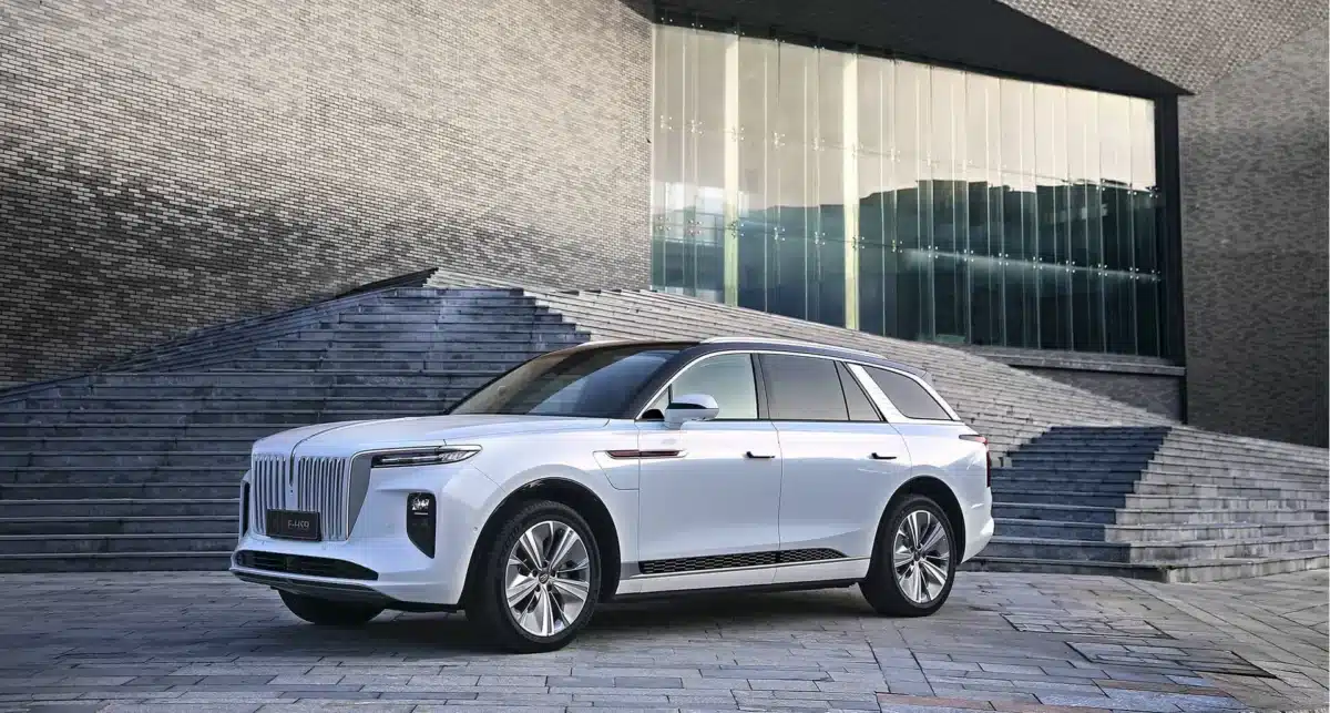 Hongqi търси път към Европа чрез Stellantis