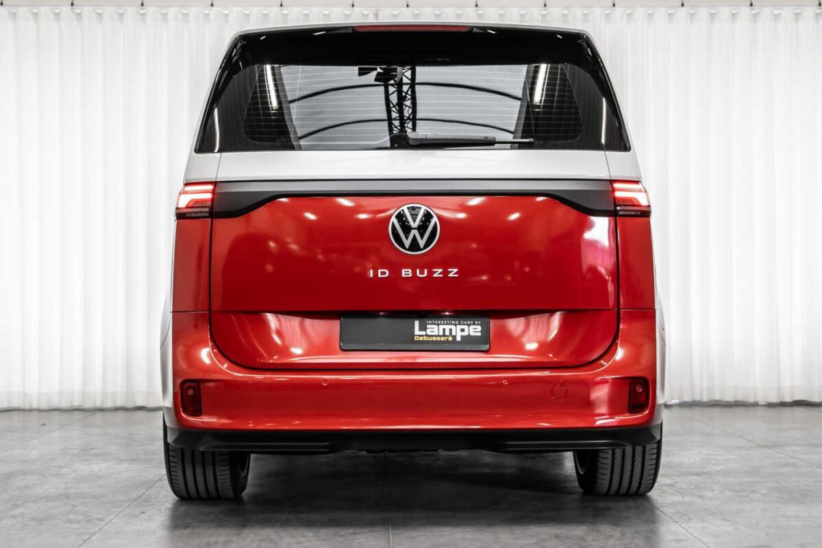 Volkswagen ID. Buzz получи задвижване на всички колела и бутони на волана