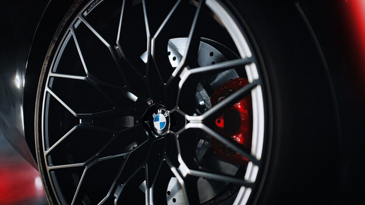 BMW събра M2 и редки мотоциклети в една серия