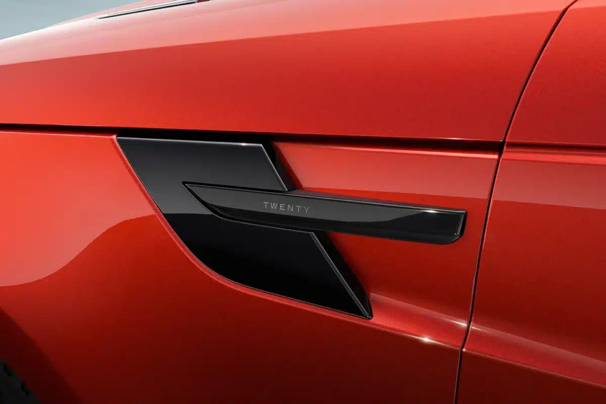 Range Rover Sport празнува 20 години и излиза в нова оранжева ретро версия
