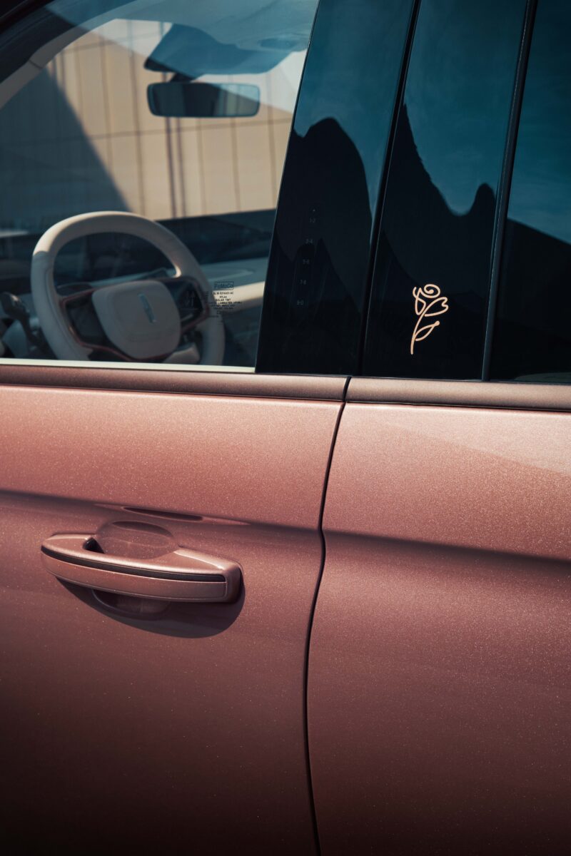 Серена Уилямс получи розов Lincoln Navigator