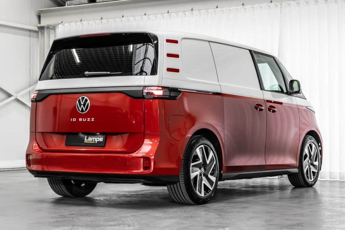 Volkswagen ID. Buzz получи задвижване на всички колела и бутони на волана