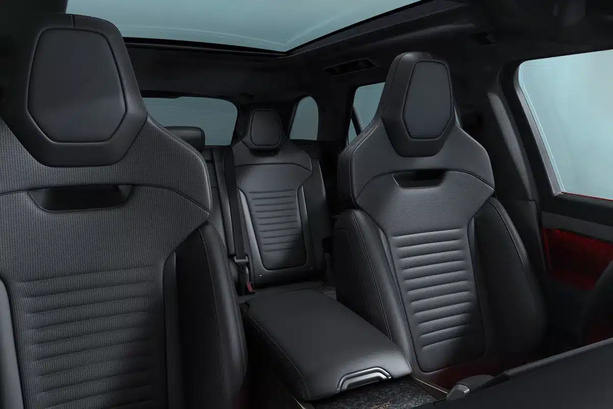 Range Rover Sport празнува 20 години и излиза в нова оранжева ретро версия