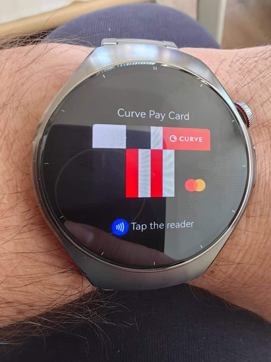 Собствениците на Huawei часовници вече могат да плащат с тях чрез Curve Pay